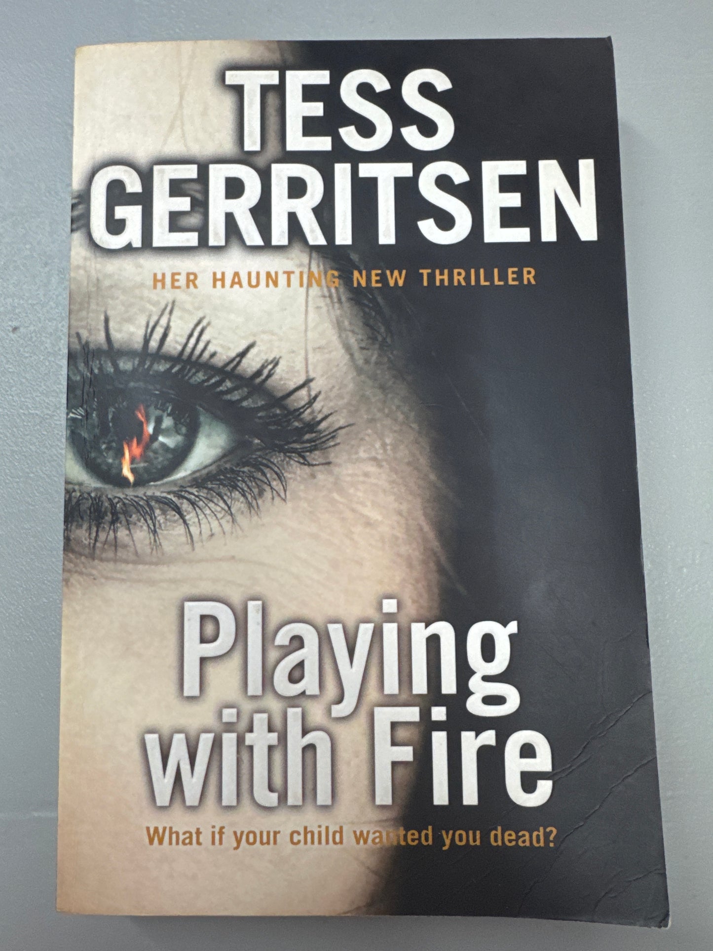 Playing with fire. Tess Gerritsen. 2015.