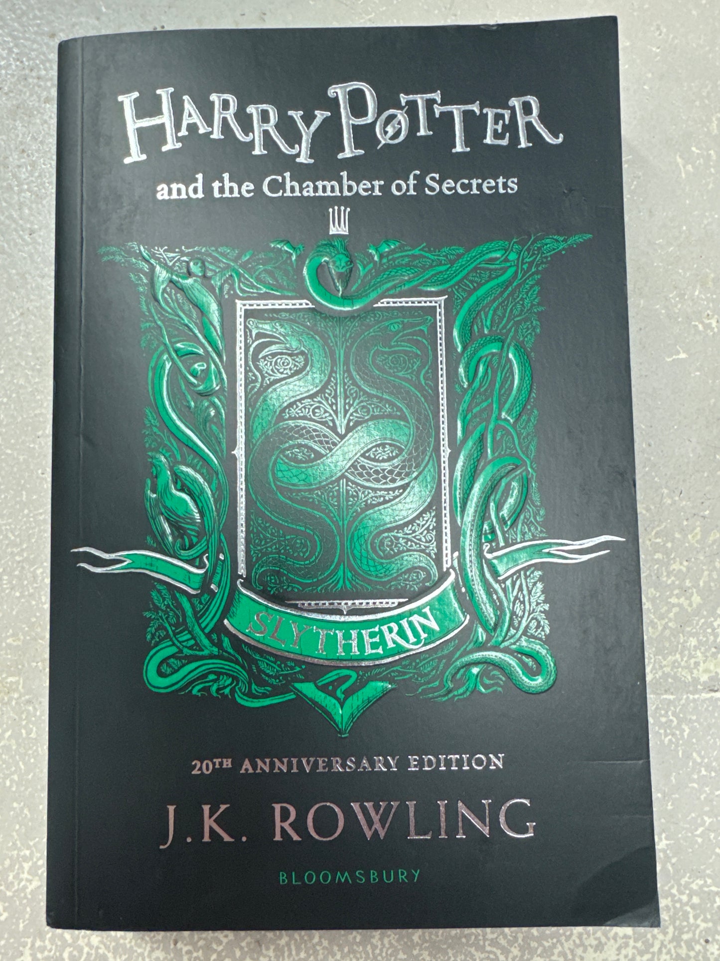 Harry Potter and the Chamber of Secrets. J.K. Rowling.