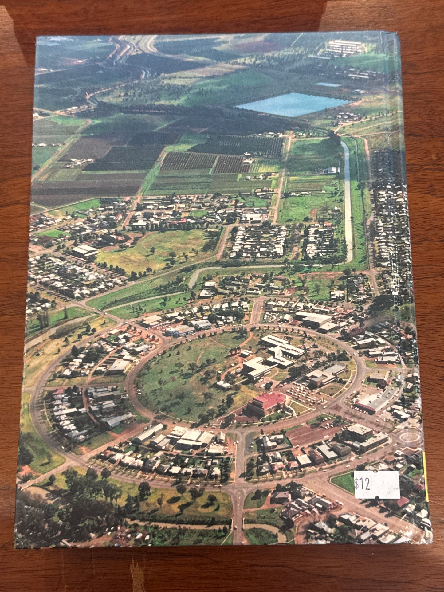 From wilderness to Eden: a history of the city of Griffith. B. M. Kelly. 1988.