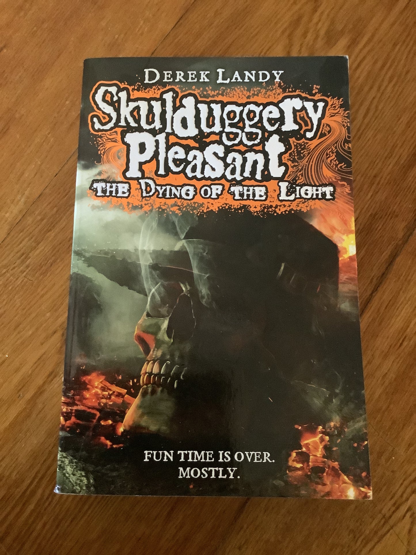 Skulduggery Pleasant: the dying of the light. Derek Landy. 2014.