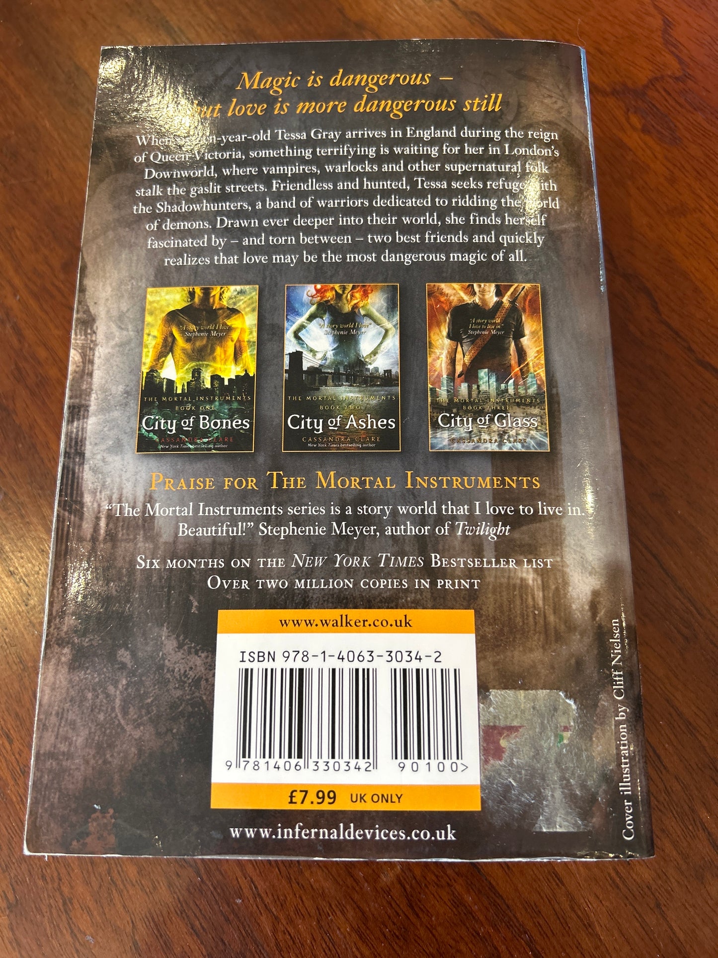 Clockwork angel. Cassandra Clare. 2010.