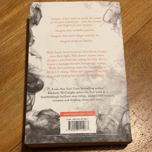 Outliers. Kimberley McCreight. 2016.