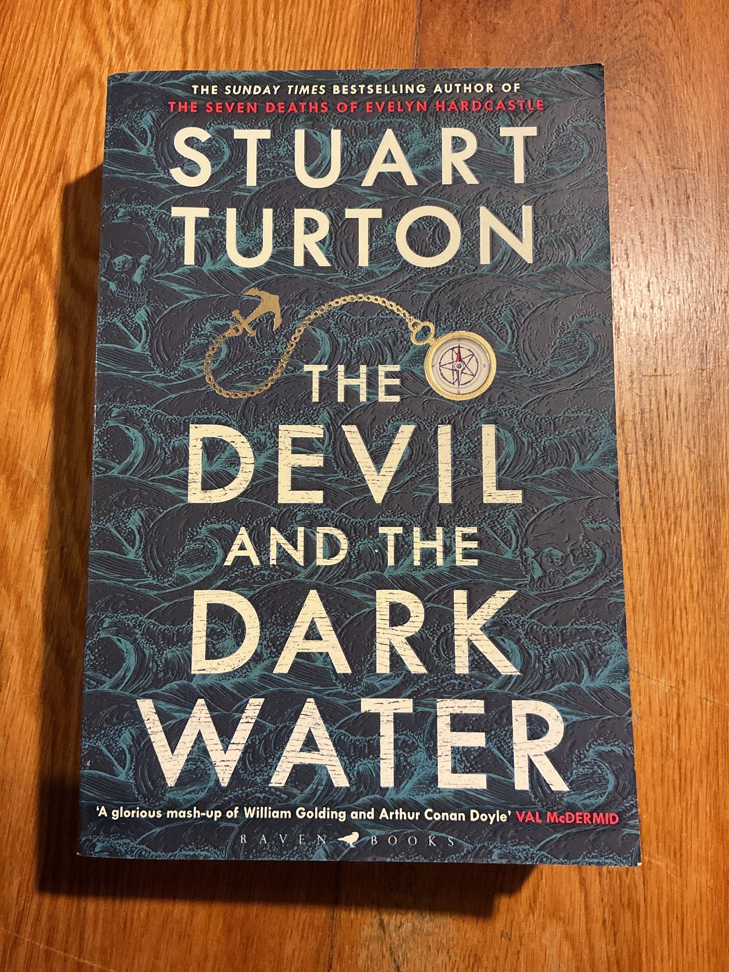 Devil and the dark water. Stuart Turton. 2020.