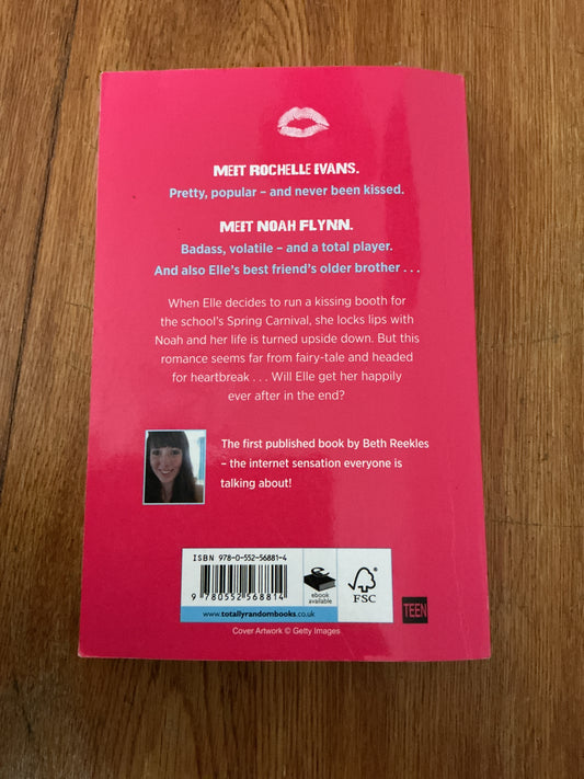 Kissing booth. Beth Reekles. 2013.