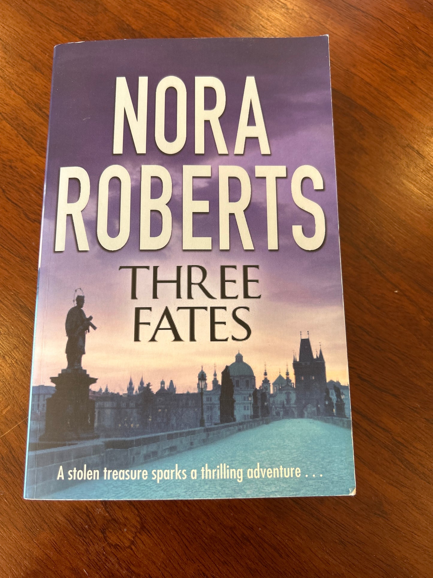 Three fates. Nora Roberts. 2009.