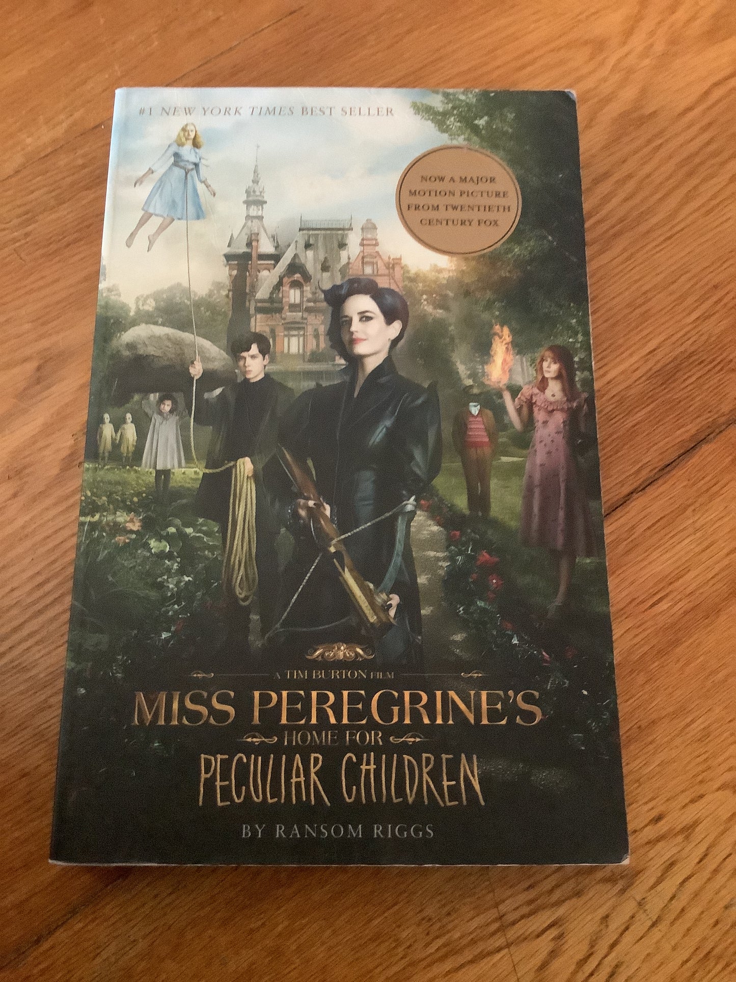 Miss Peregrine's home for peculiar children. Ransom Riggs. 2016.