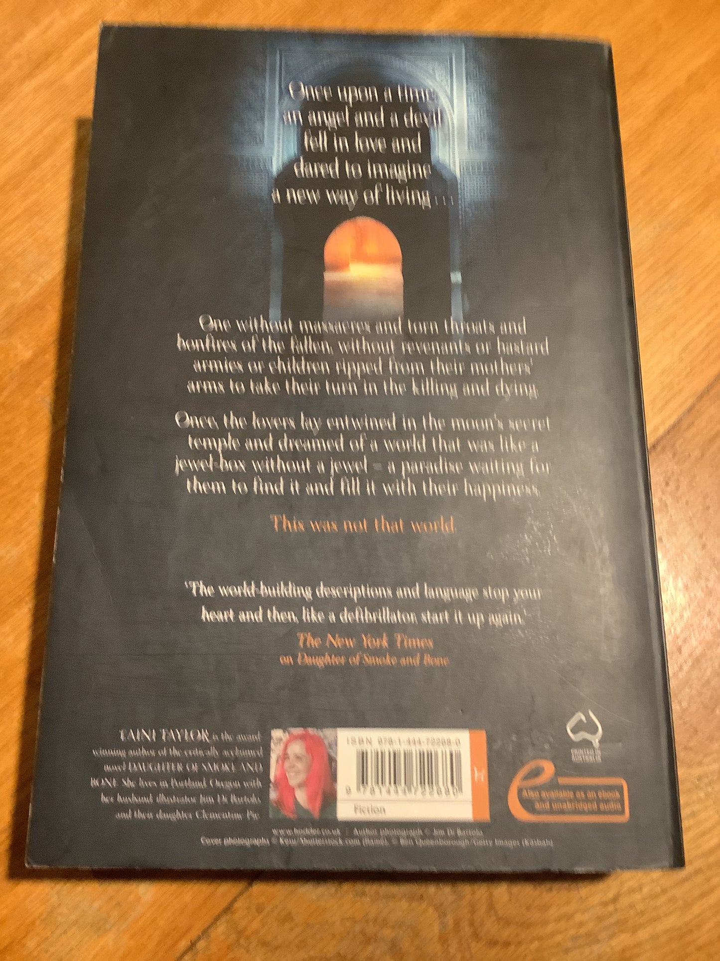 Days of blood and starlight. Laini Taylor. 2012.