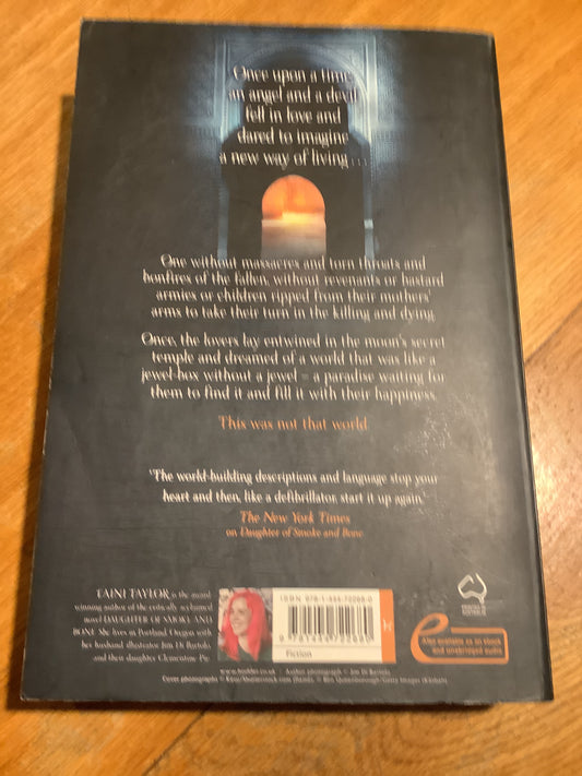 Days of blood and starlight. Laini Taylor. 2012.