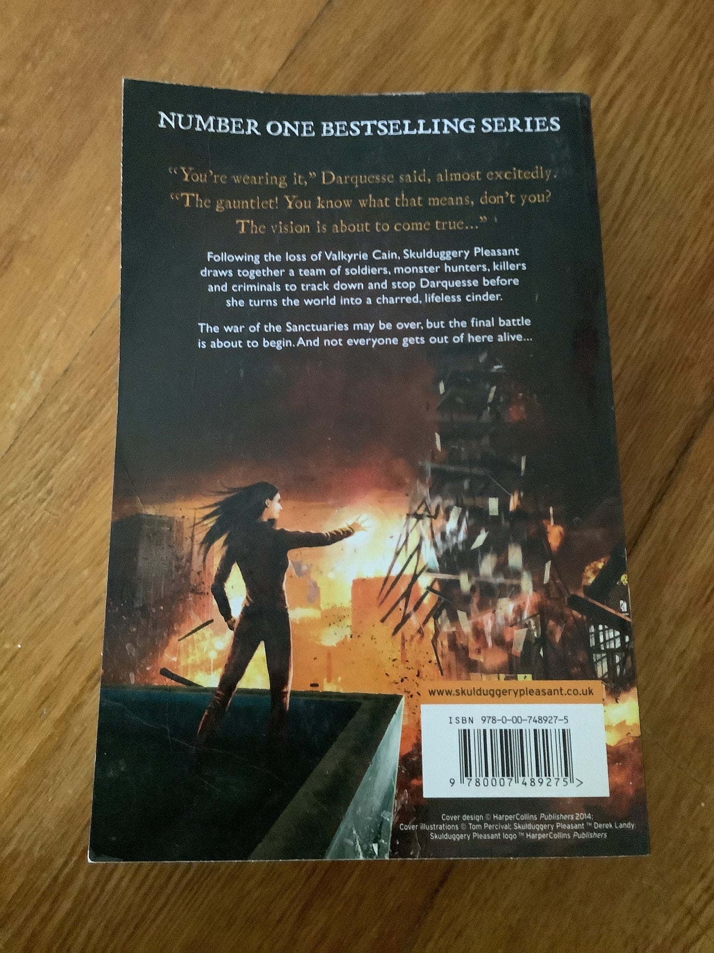 Skulduggery Pleasant: the dying of the light. Derek Landy. 2014.