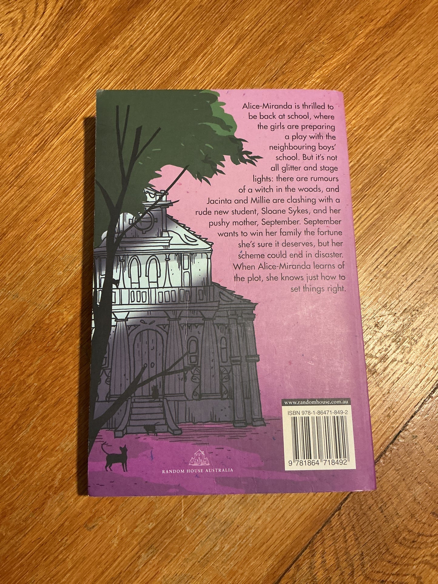 Alice-Miranda takes the lead. Jacqueline Harvey. 2011.