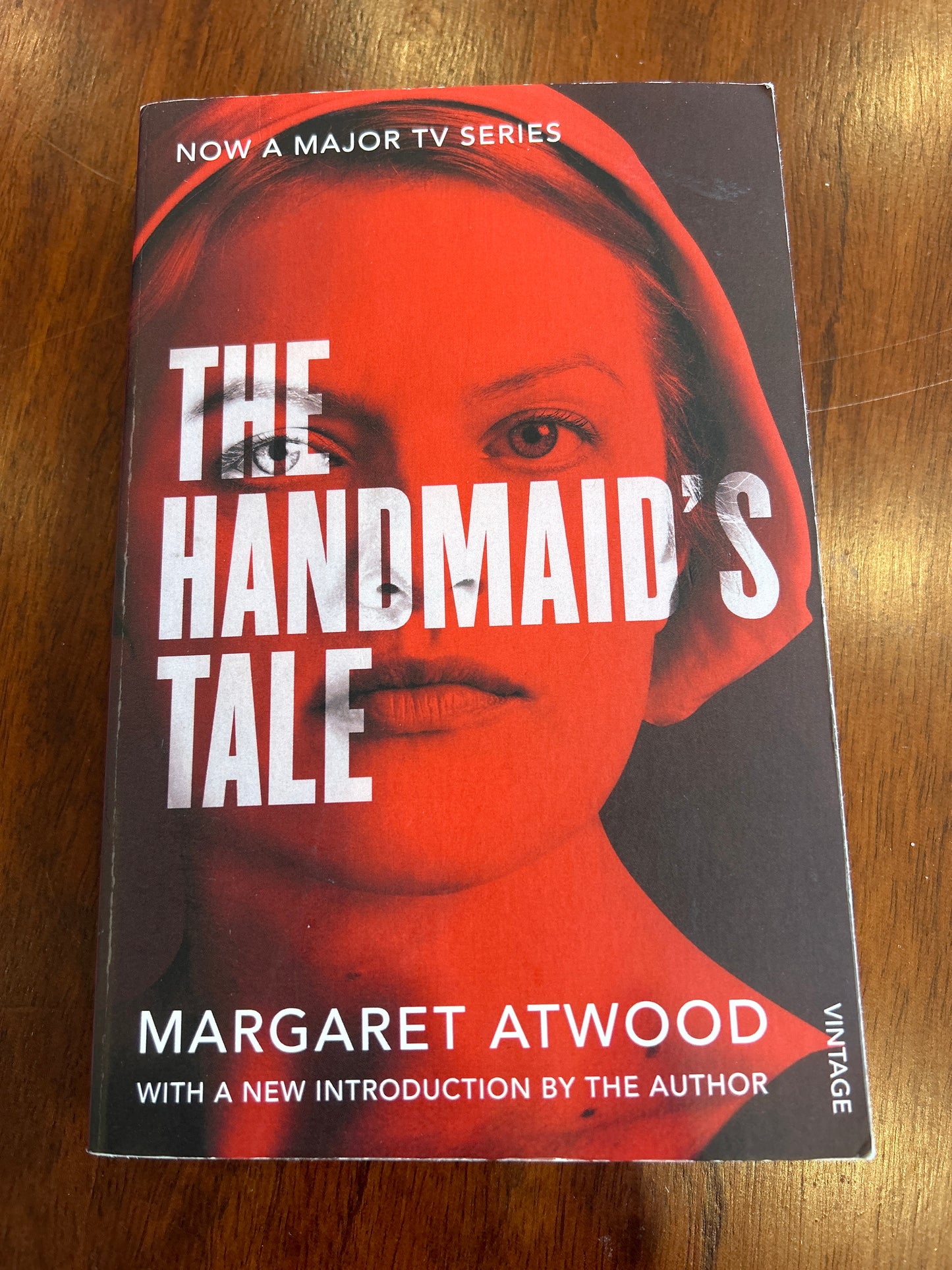 Handmaid's tale. Margaret Atwood. 2017.
