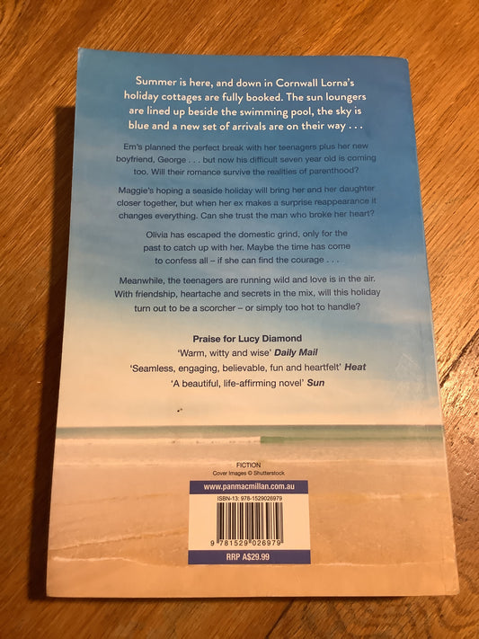 An almost perfect holiday. Lucy Diamond. 2020.