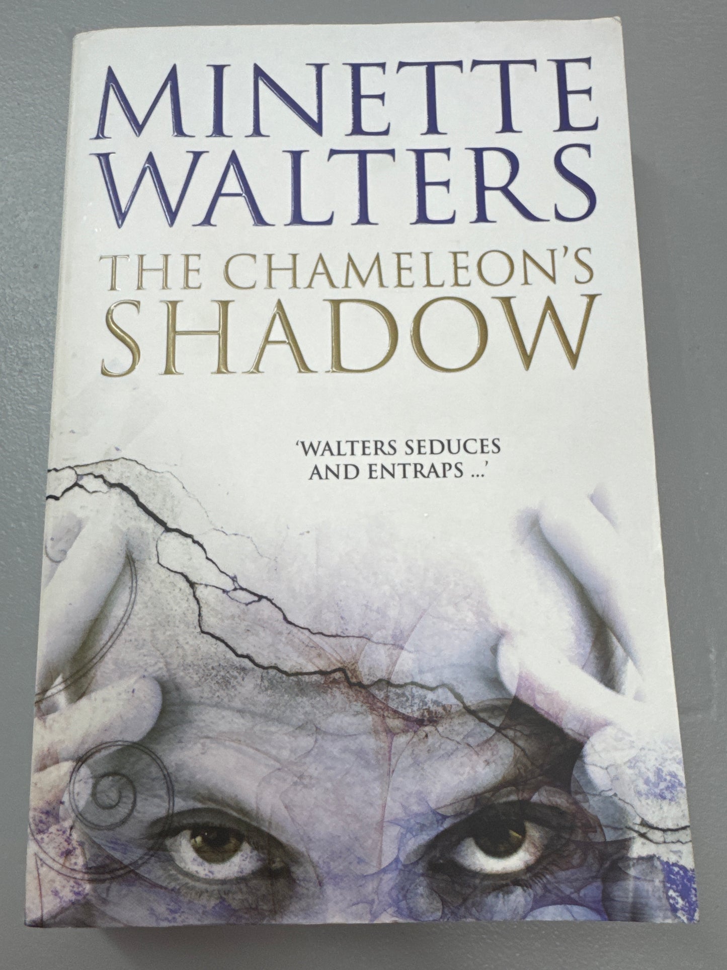 Chameleon’s shadow. Minette Walters. 2007.