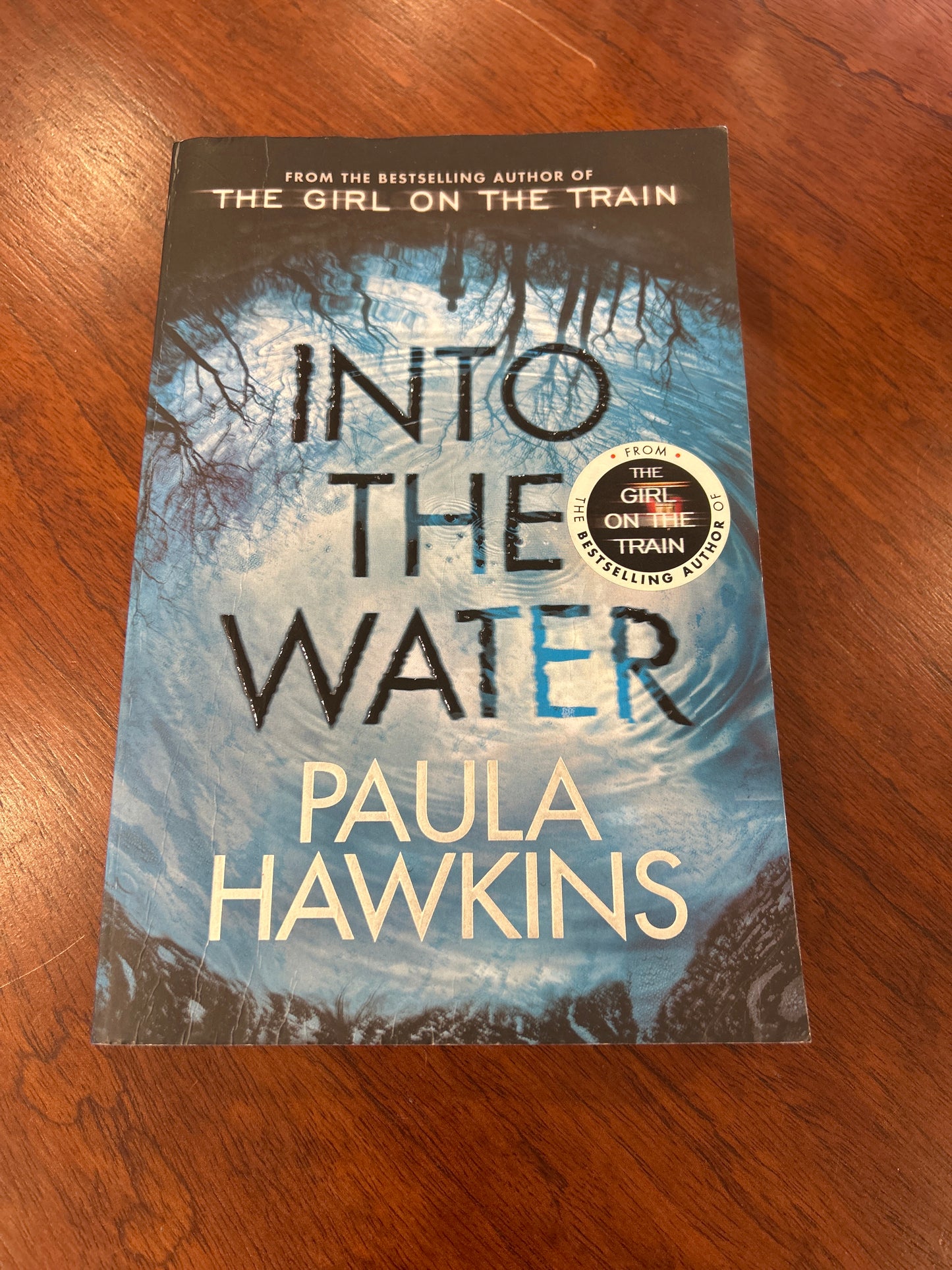 Into the water. Paula Hawkins. 2017.