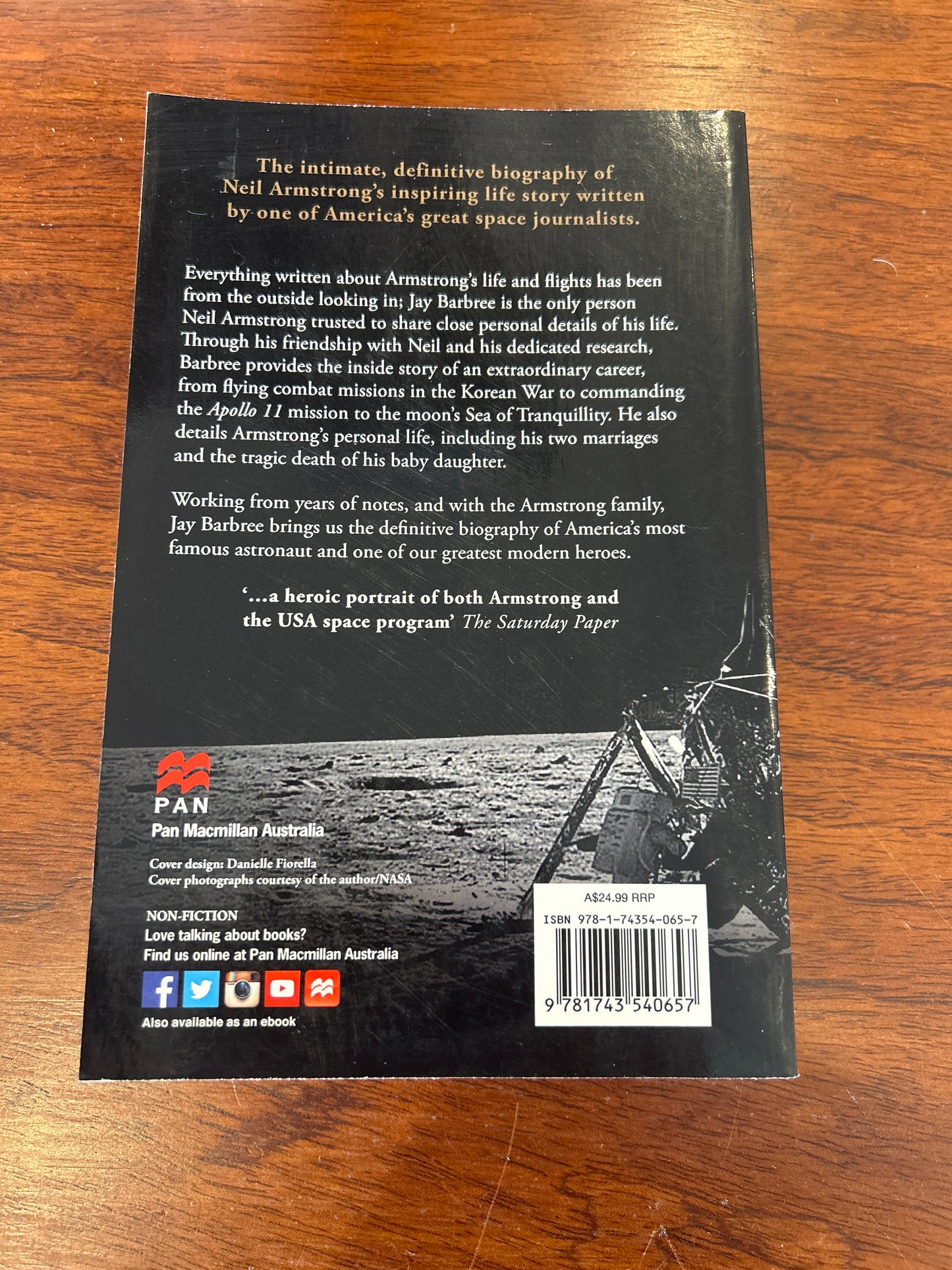 Neil Armstrong: a life of flight. Jay Barbree. 2015.