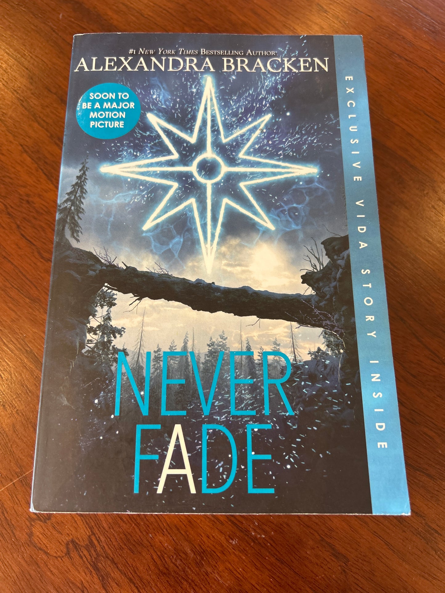 Never fade. Alexandra Bracken. 2018.