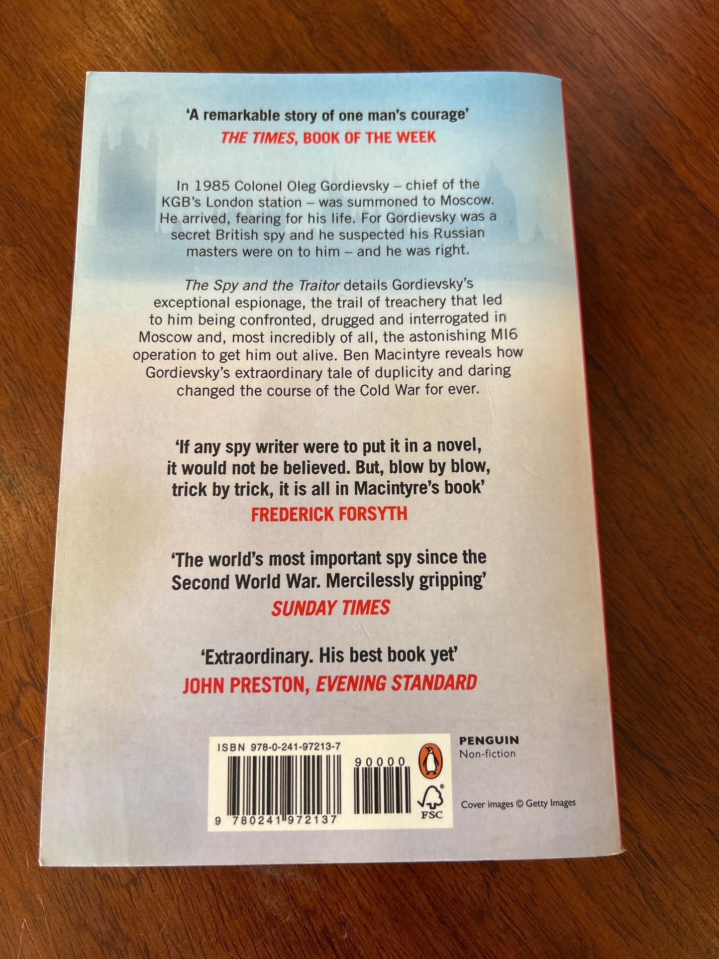 Spy and the traitor: the greatest espionage story of the Cold War. Ben Macintyre. 2018.