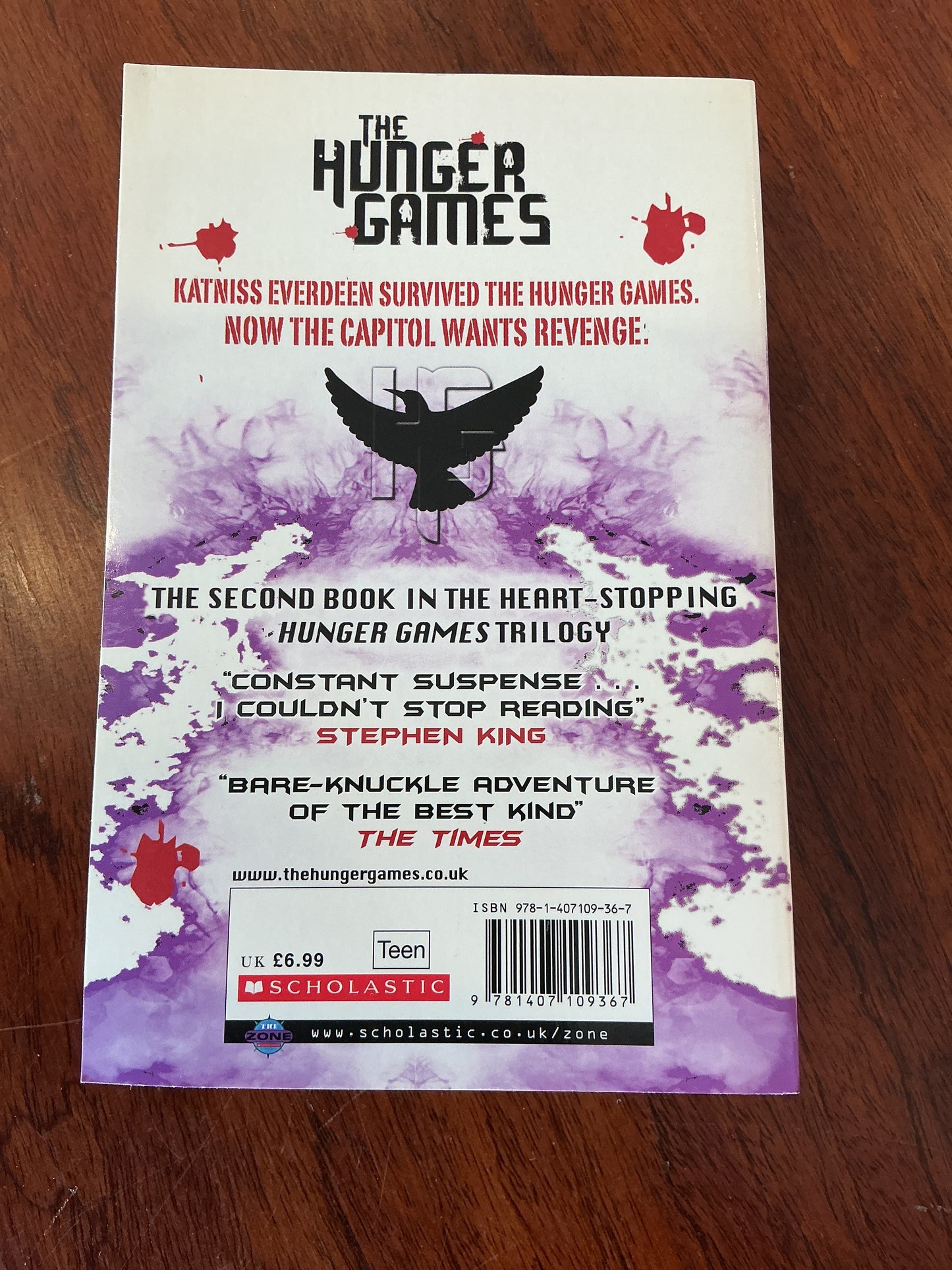 Catching fire. Suzanne Collins. 2009.