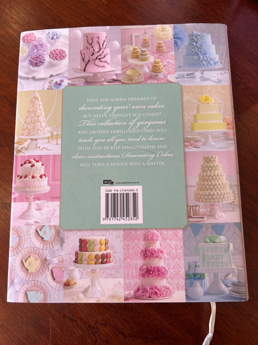 Decorating cakes. Australian Women’s Weekly. 2012.