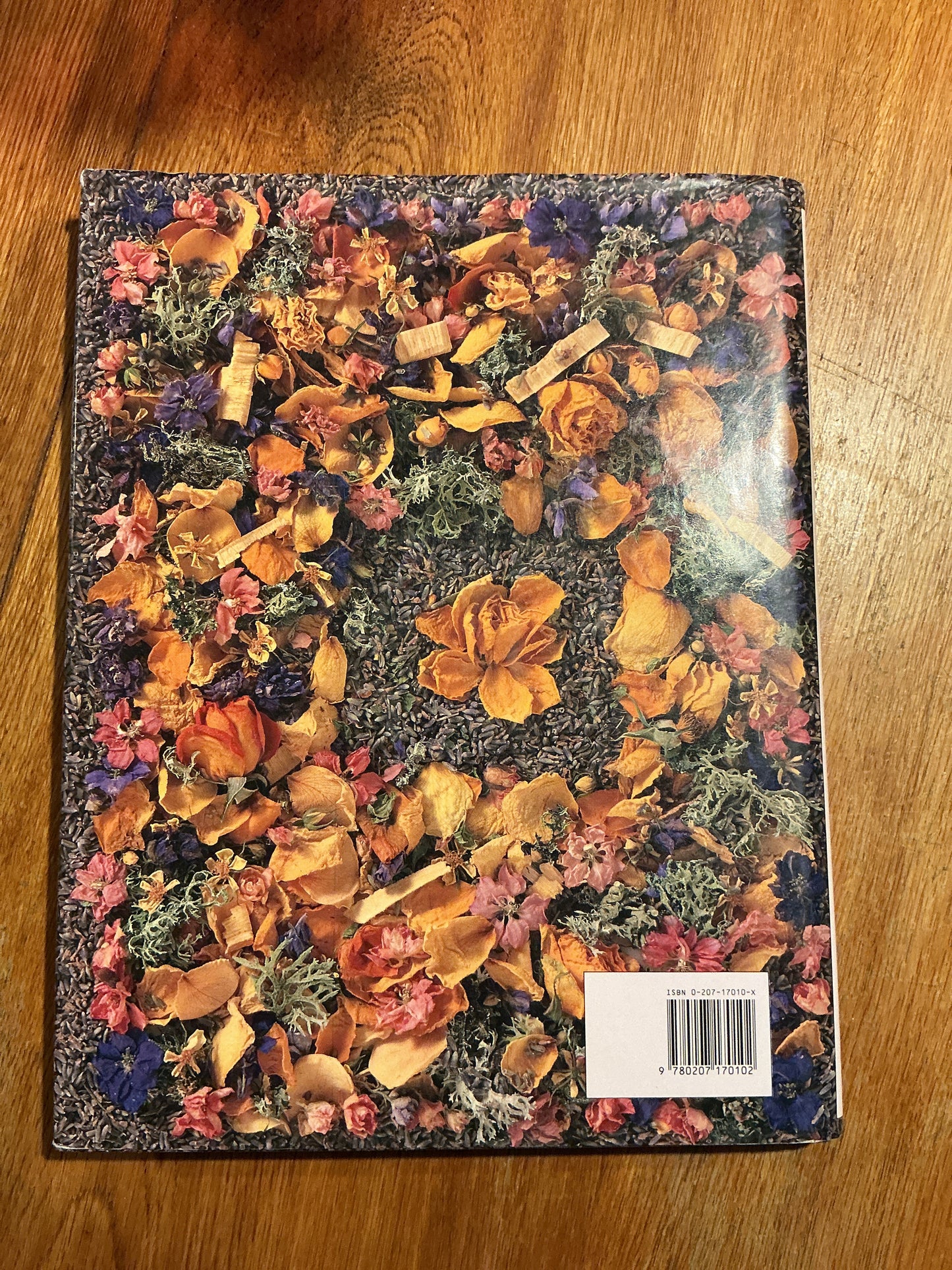 Book of pot pourri: fragrant flower mixes for scenting & decorating the home. Penny Black. 1991.