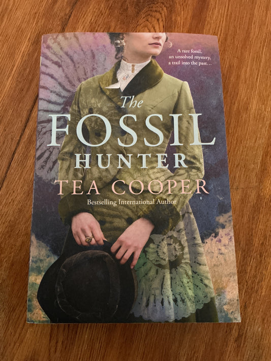 Fossil hunter. Tea Cooper. 2021.