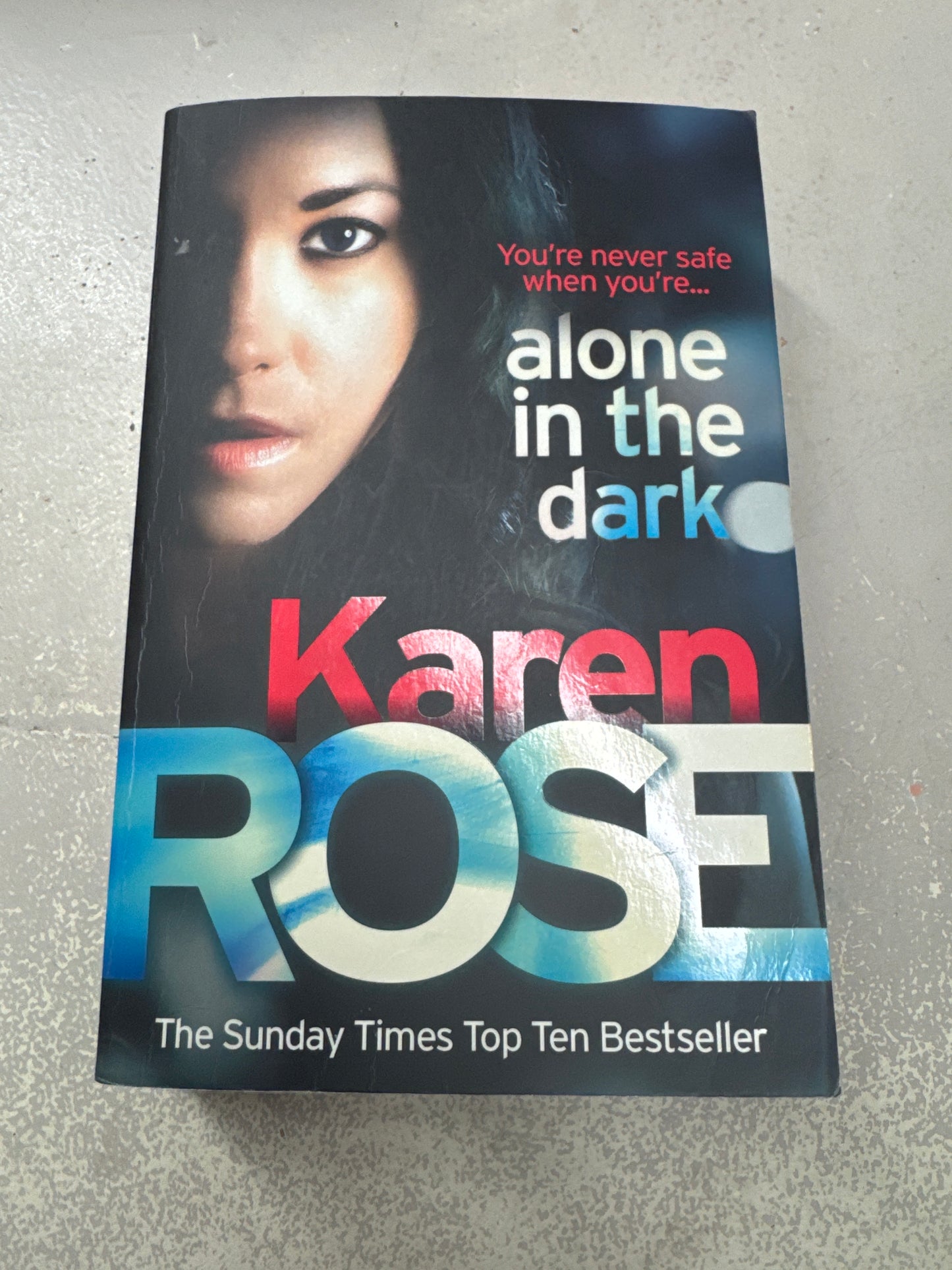 Alone in the dark. Karen Rose. 2015.
