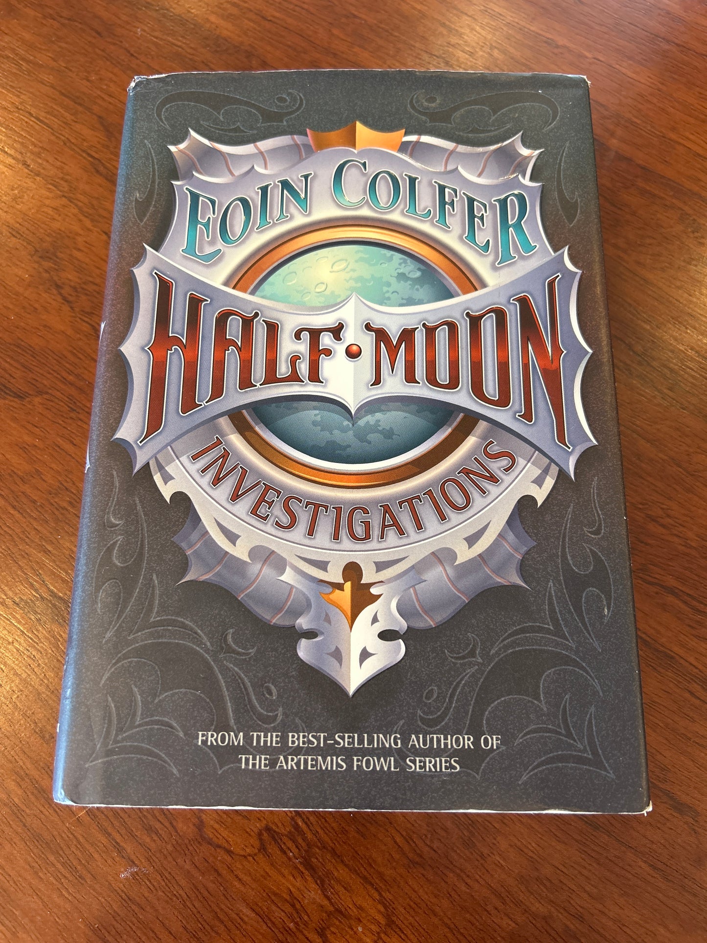 Half moon investigations. Eoin Colfer. 2006.