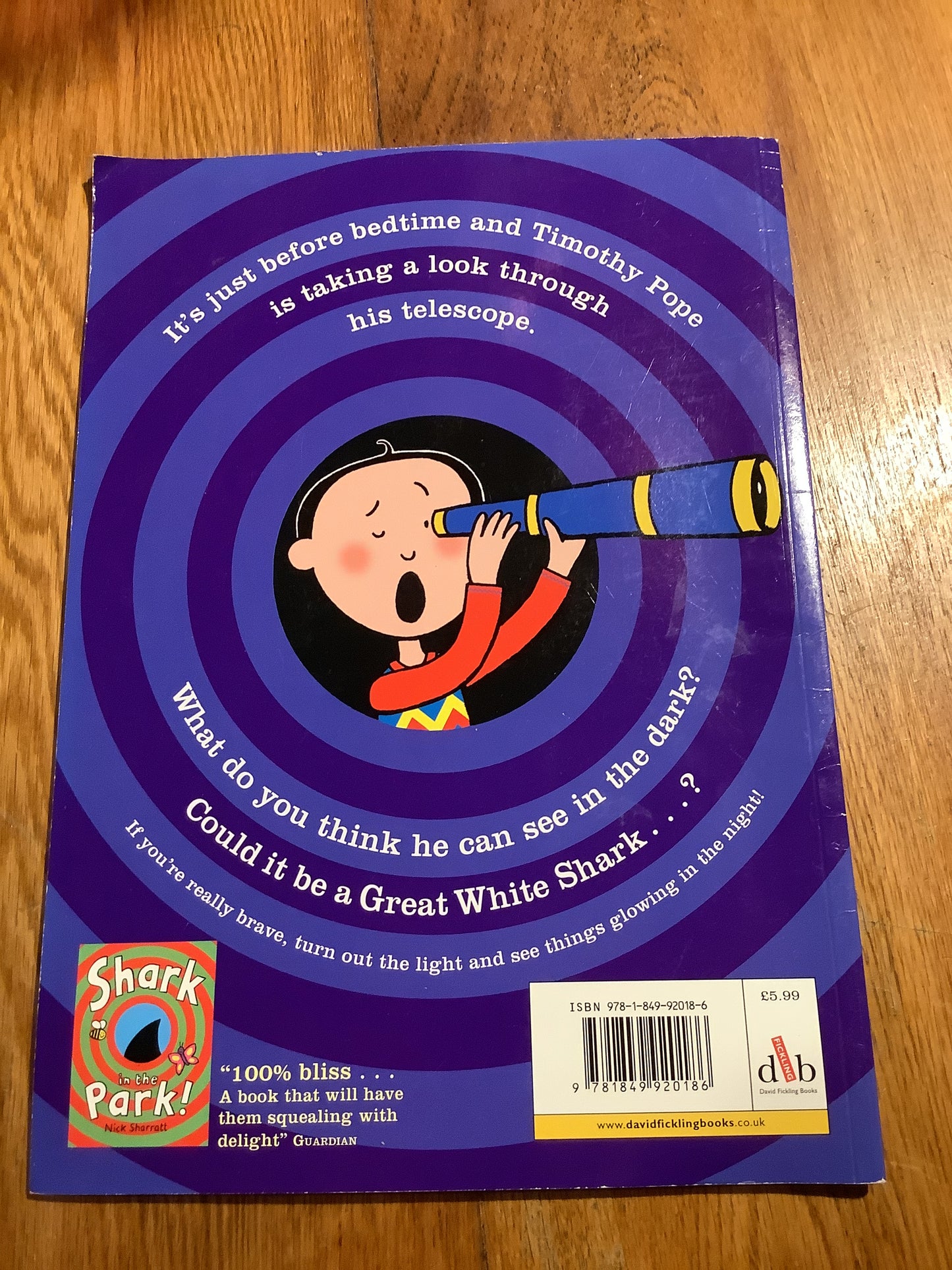 Shark in the dark. Nick Sharratt. 2010.