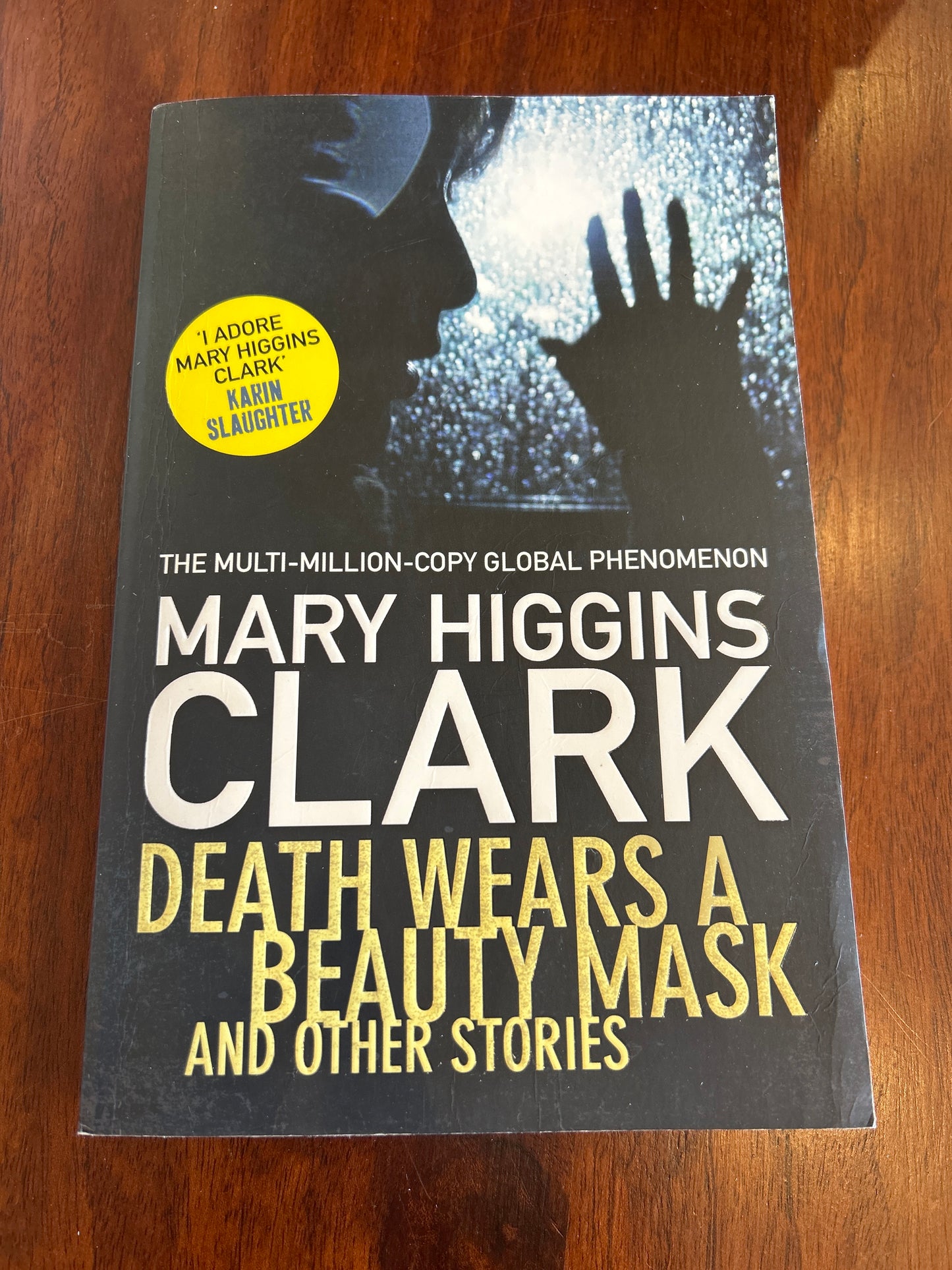 Death wears a beauty mask and other stories. Mary Higgins Clark. 2015.
