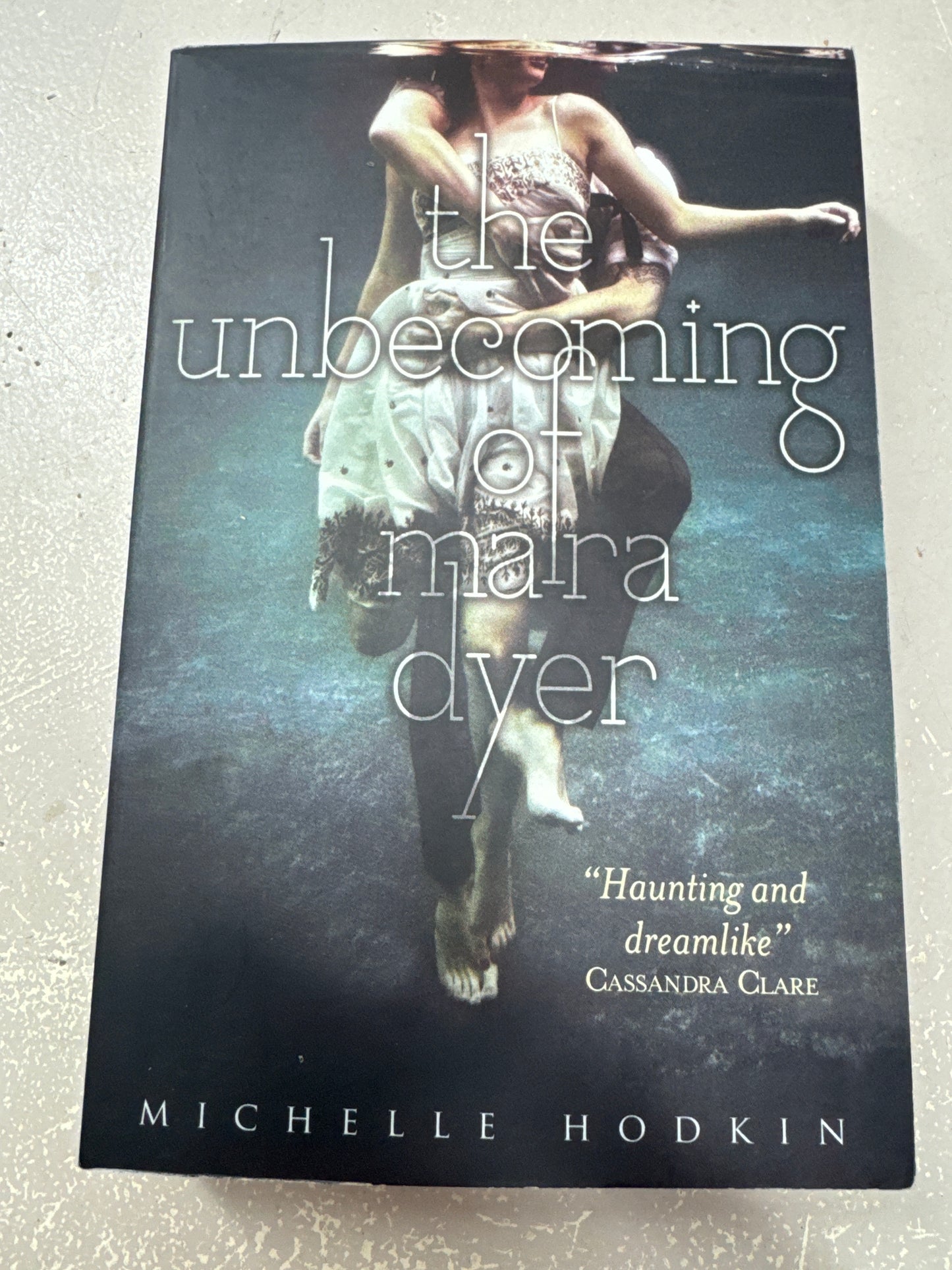 The unbecoming of Mara Dyer. Michelle Hodkin. 2011.