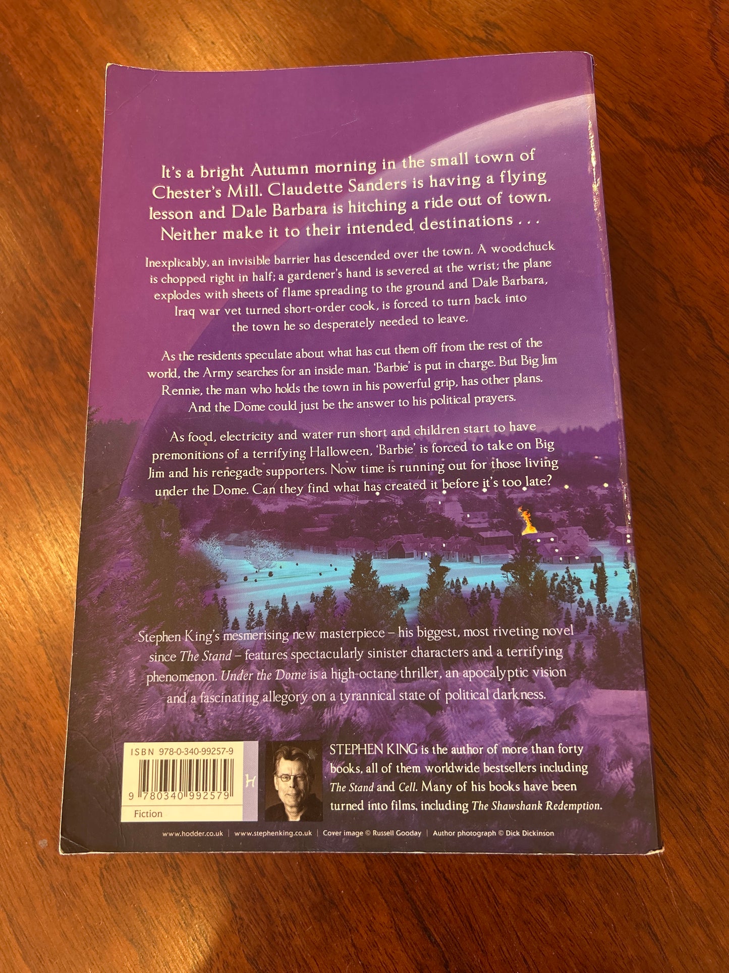 Under the dome. Stephen King. 2009.