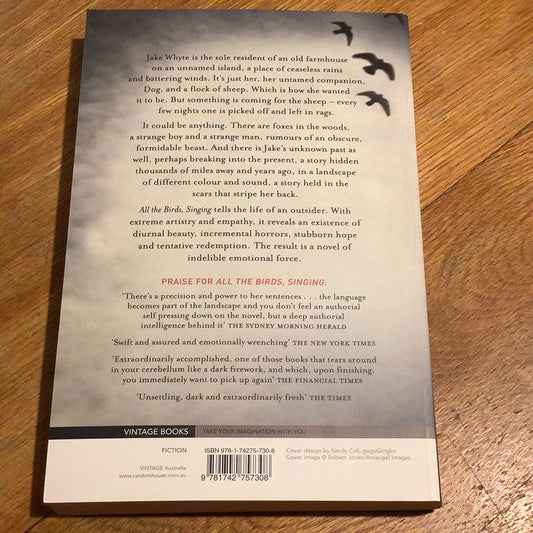 All the birds, singing. Evie Wyld. 2013.