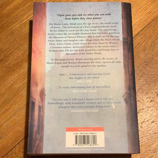 All the light we cannot see. Anthony Doerr. 2015.