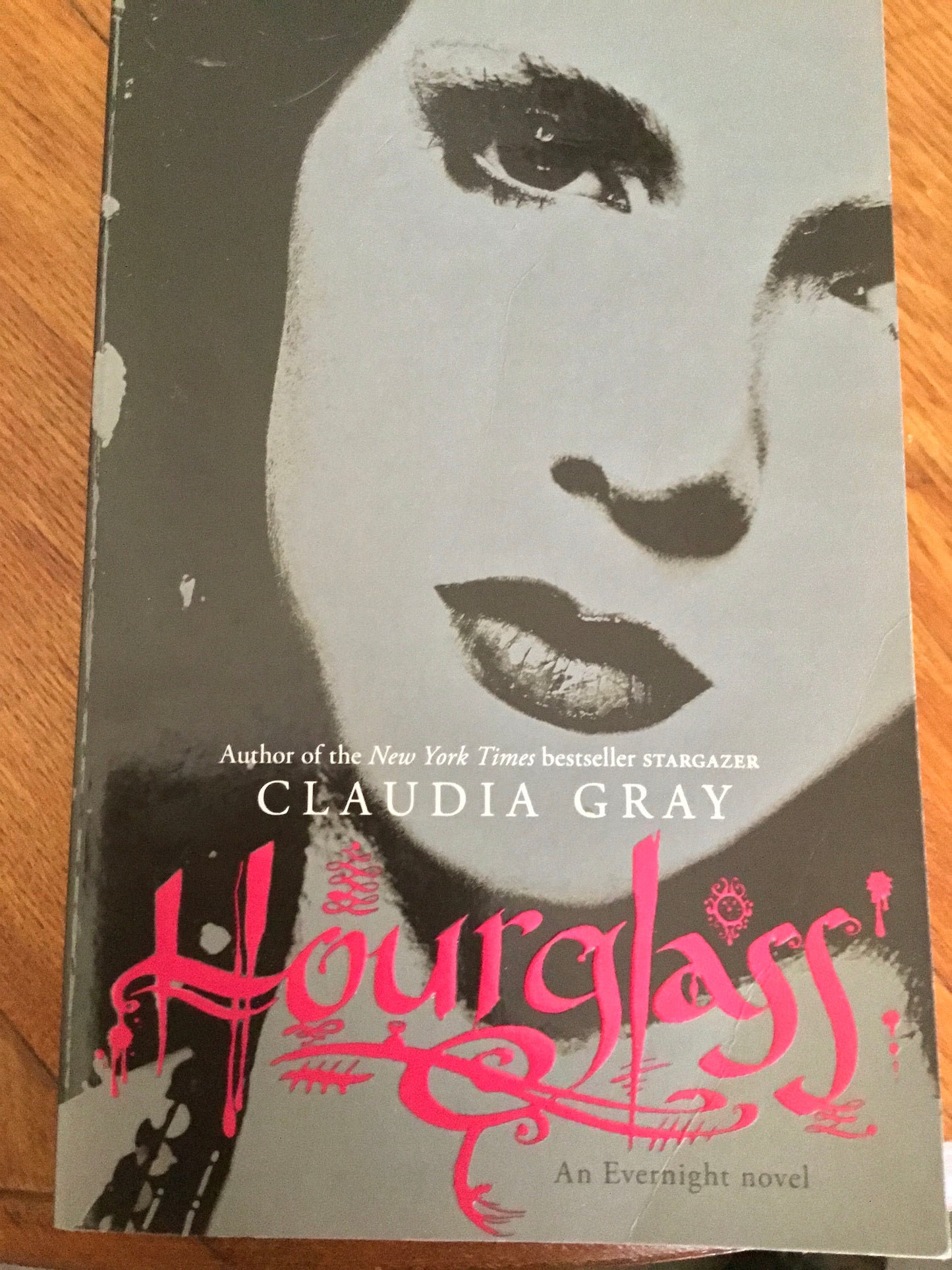 Hourglass. Claudia Gray. 2010.