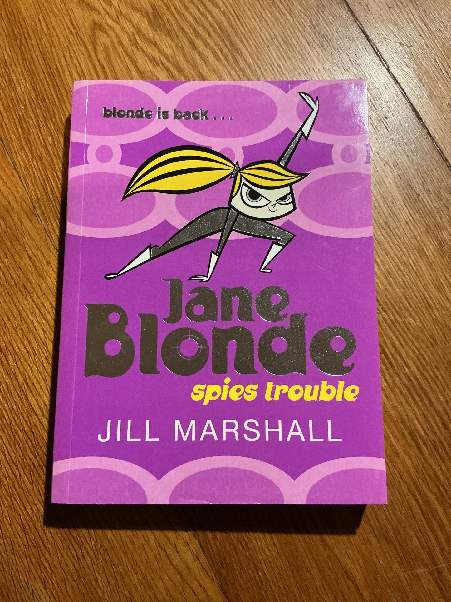 Jane Blonde spies trouble. Jill Marshall. 2006.