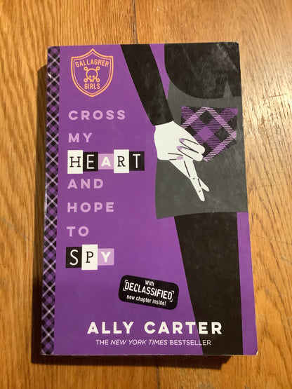 Cross my heart and hope to spy. Ally Carter. 2008.