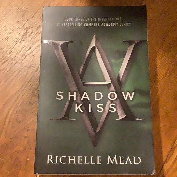 Shadow kiss. Richelle Mead. 2008.