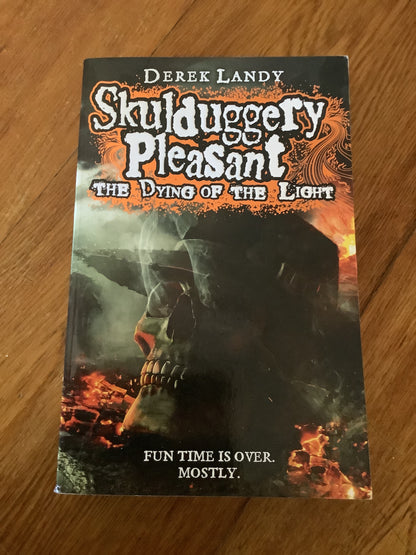 Skulduggery Pleasant: the dying of the light. Derek Landy. 2014.
