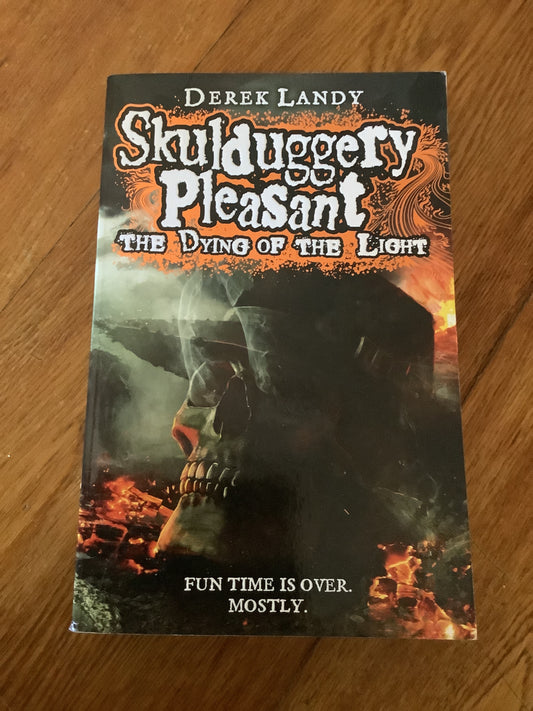 Skulduggery Pleasant: the dying of the light. Derek Landy. 2014.