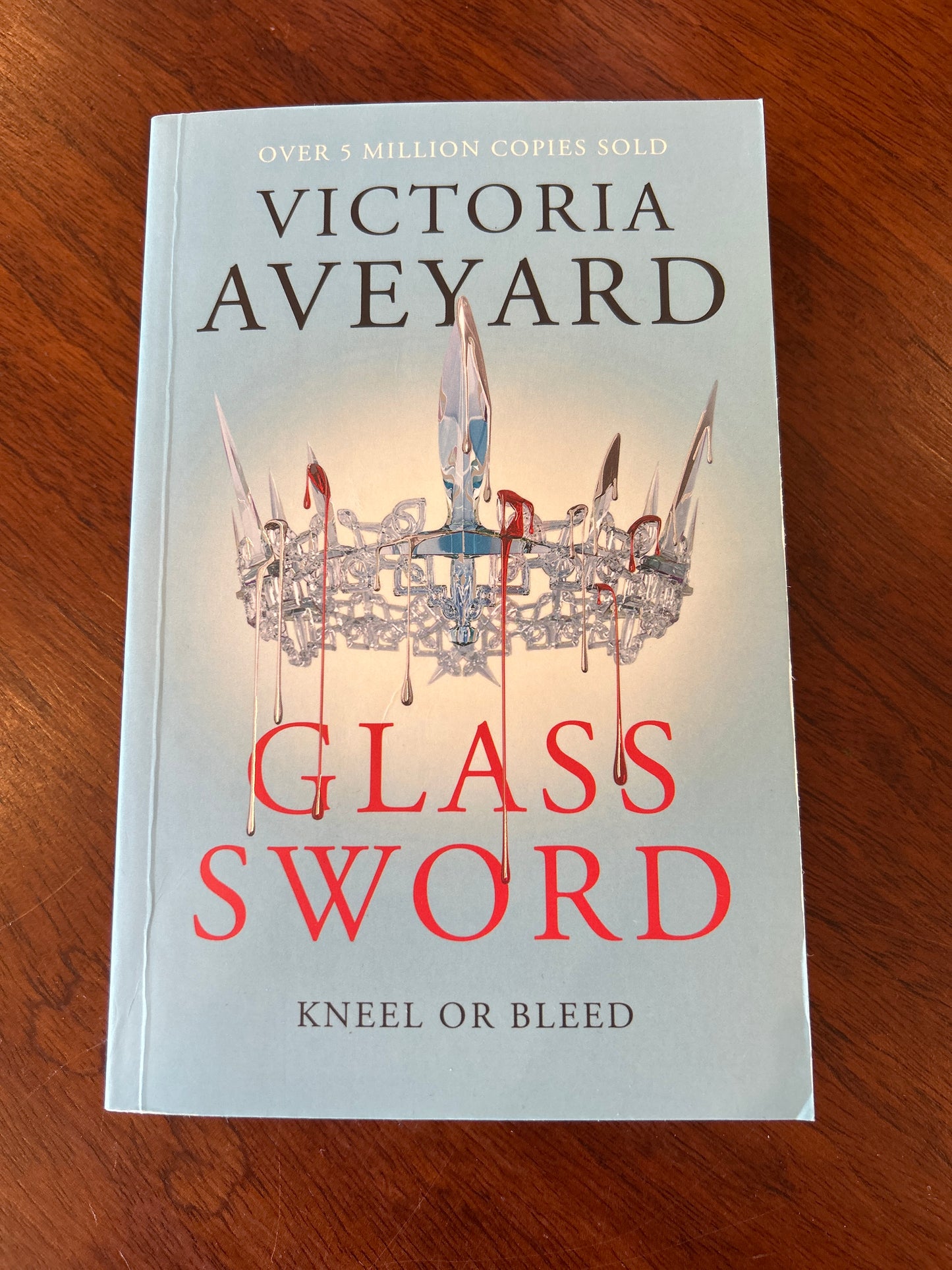 Glass sword. Victoria Aveyard. 2016.