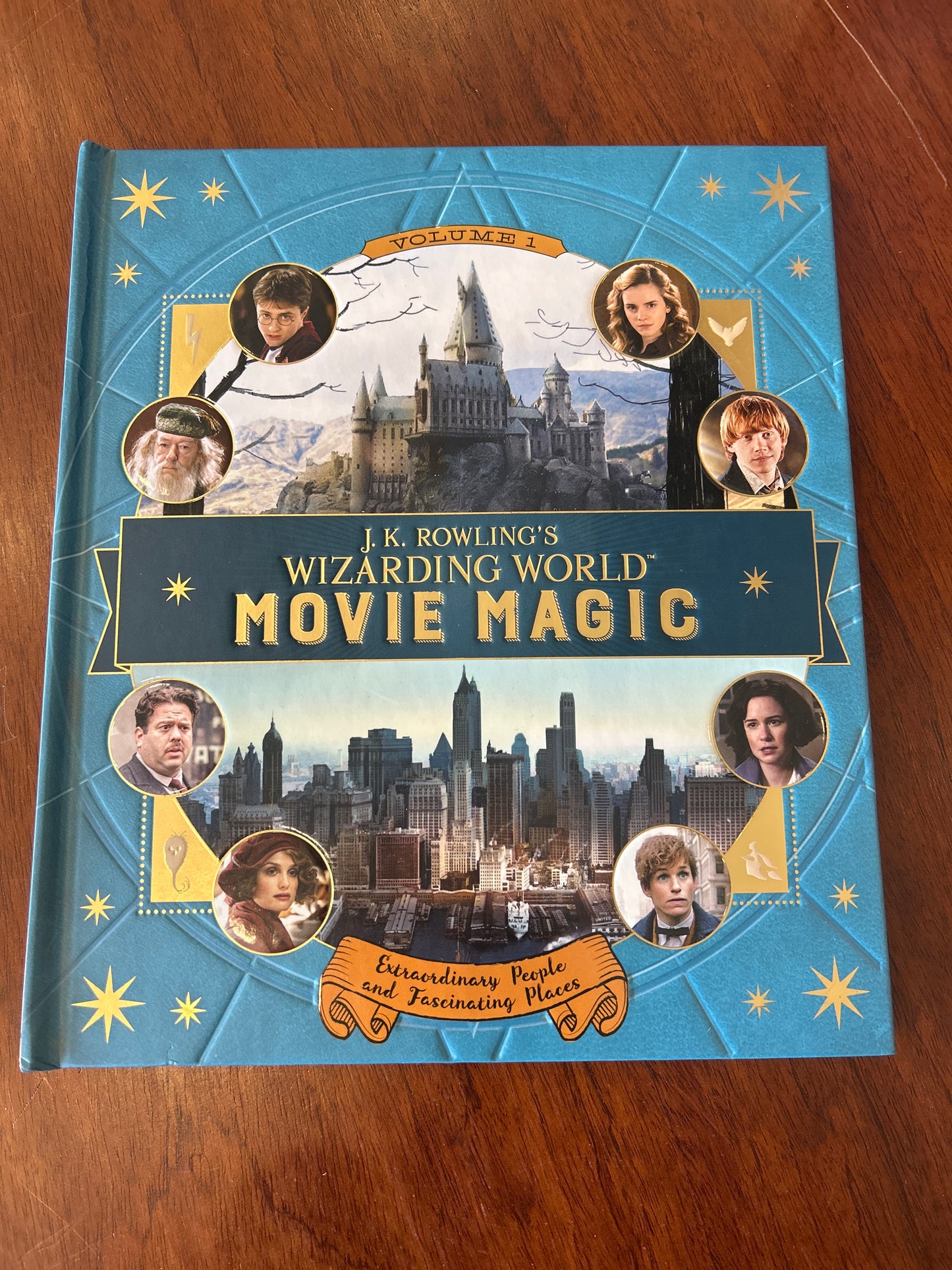 J. K. Rowling’s wizarding world movie magic: volume one: extraordinary people and fascinating places. Jody Revenson. 2016.