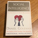 Social intelligence: new science of human relationships. Daniel Goleman. 2006.