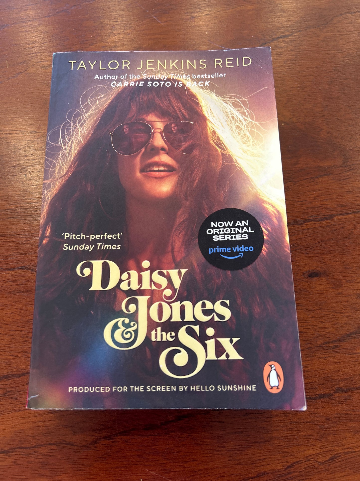 Daisy Jones & the six. Taylor Jenkins Reid. 2023.