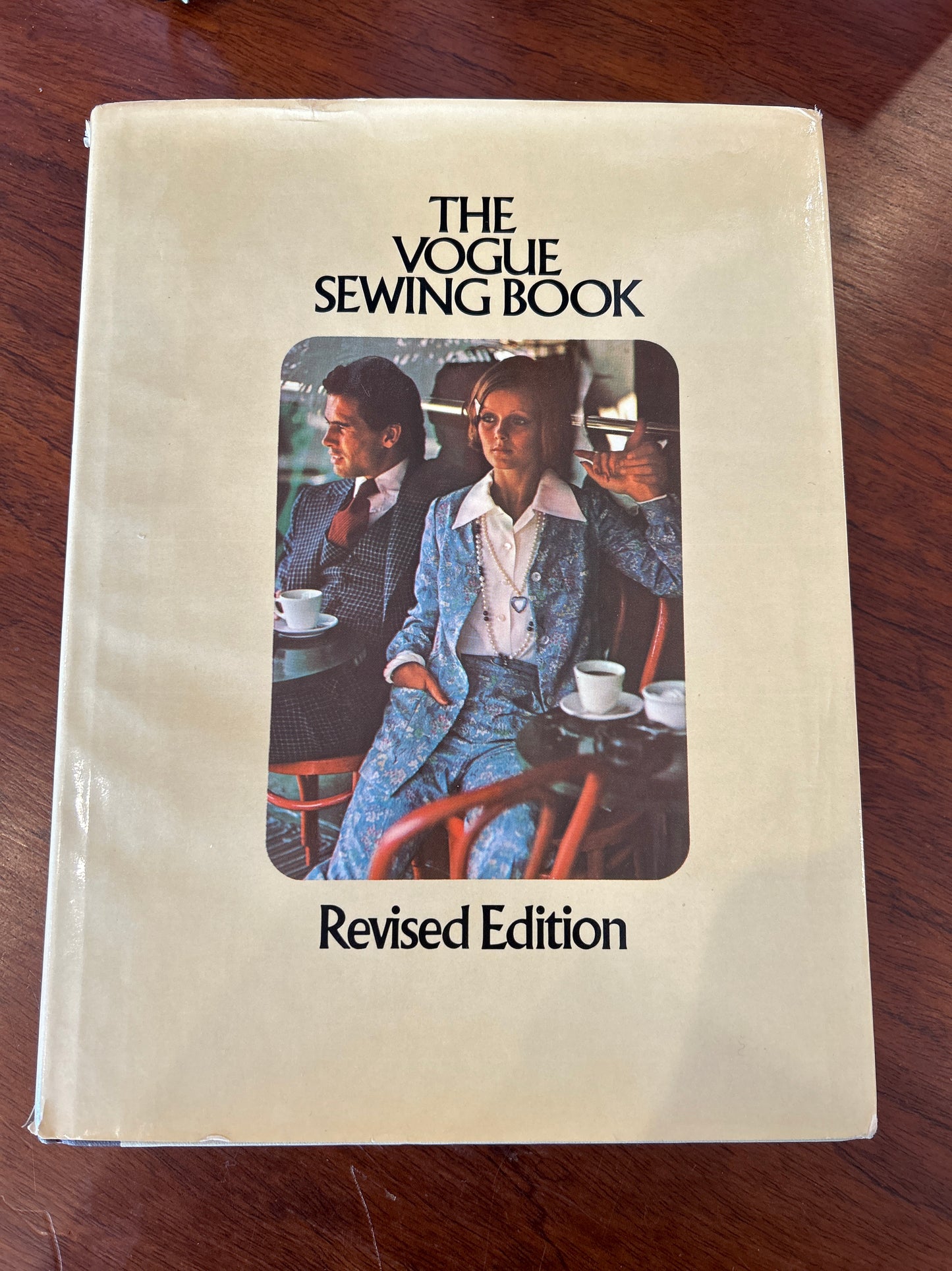 Vogue sewing book. [n. a.]. 1975.