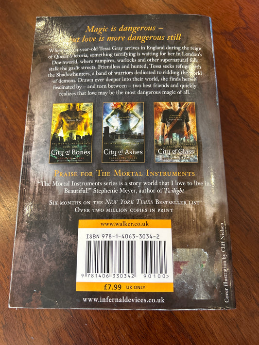 Clockwork angel. Cassandra Clare. 2010.