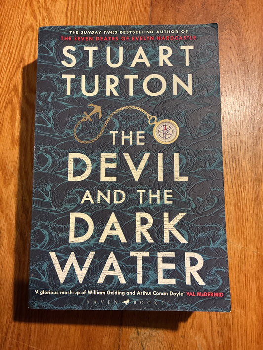 Devil and the dark water. Stuart Turton. 2020.