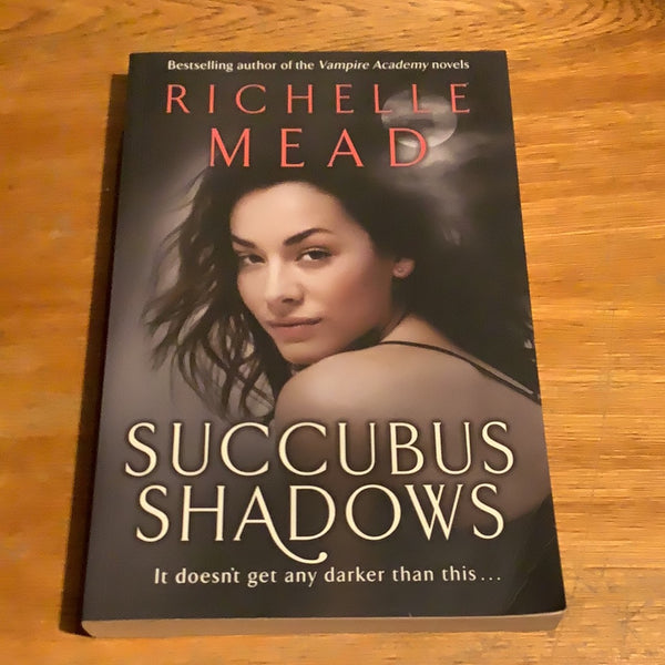Succubus shadows. Richelle Mead. 2010.