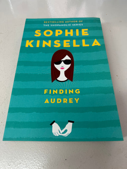 Finding Audrey. Sophie Kinsella. 2015.