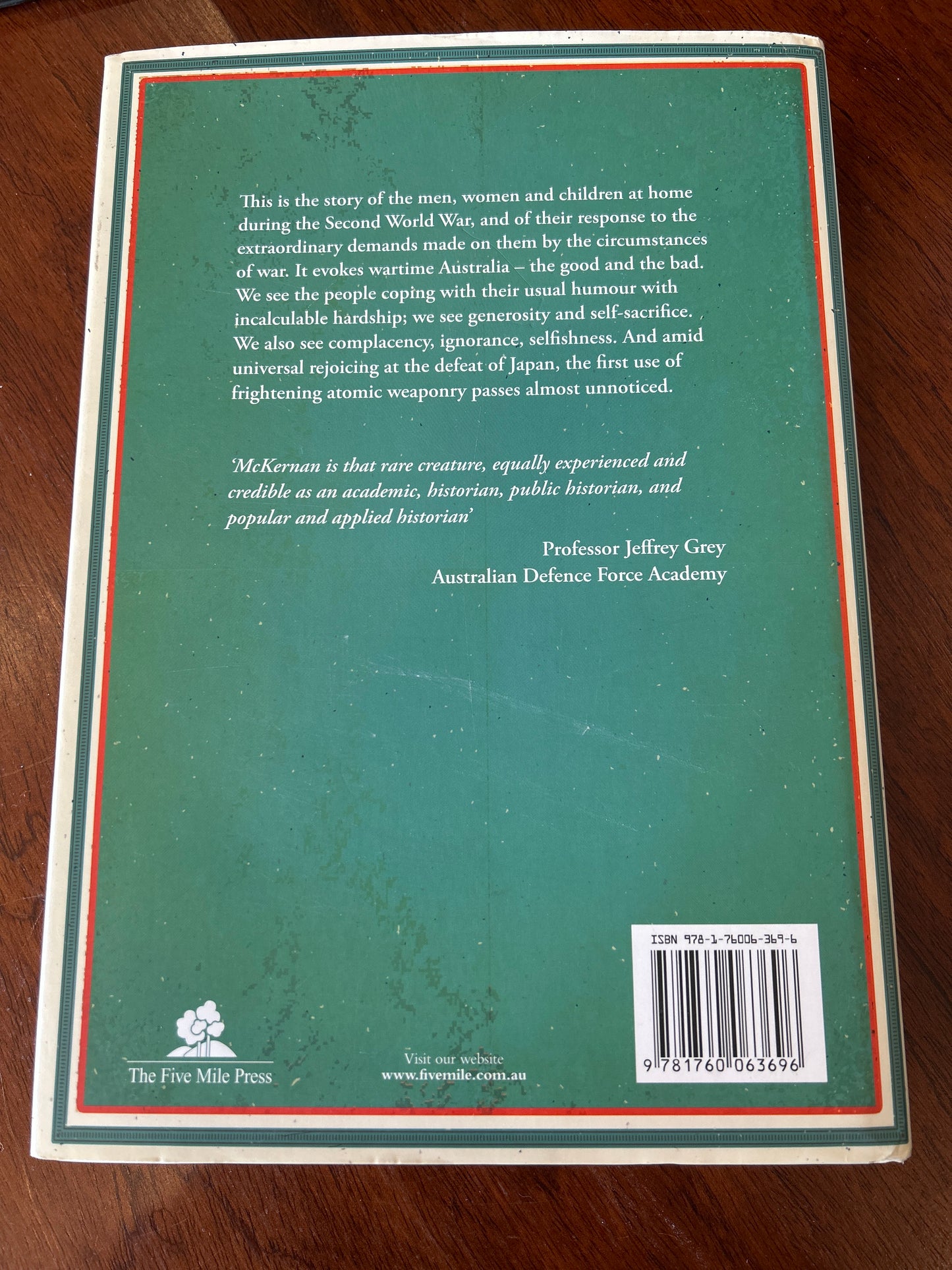 Australians at home: World War II. Michael McKernan. 2014.