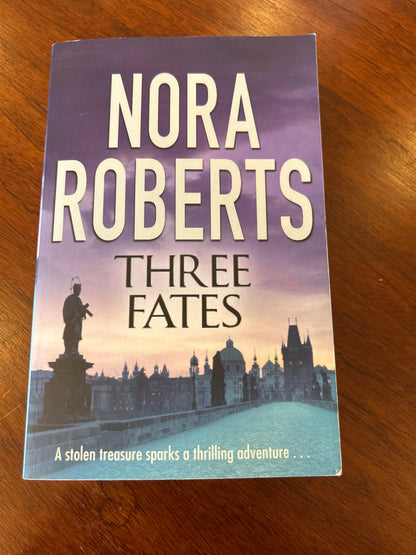 Three fates. Nora Roberts. 2009.